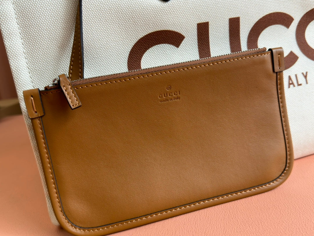 Tragetasche mit Logodruck, 41,5 Zoll, braunes Kalbsleder, cremeweißes Canvas