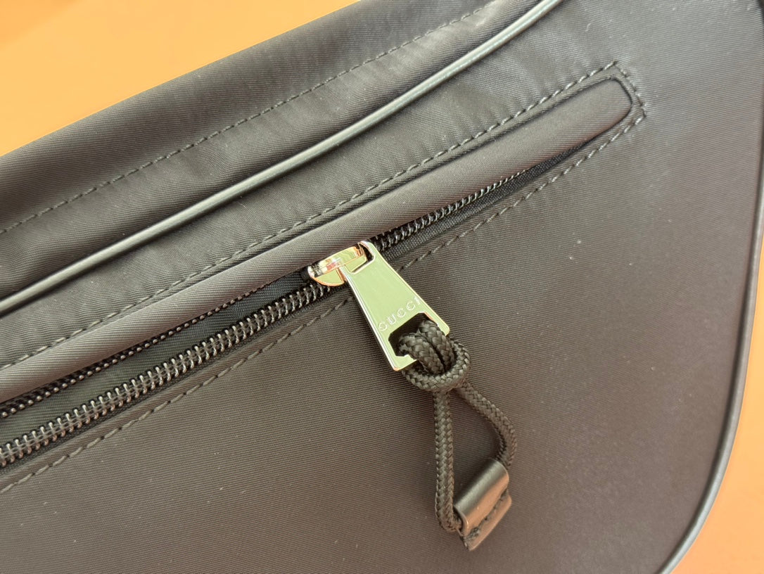 GROSSE GÜRTELTASCHE 34 IN SCHWARZEM CANVAS MIT GRÜNEN UND ROTEN GURTEINDETAILS