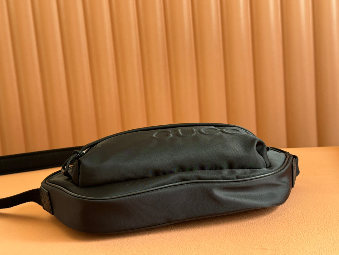 GROSSE GÜRTELTASCHE 34 IN SCHWARZEM CANVAS MIT GRÜNEN UND ROTEN GURTEINDETAILS