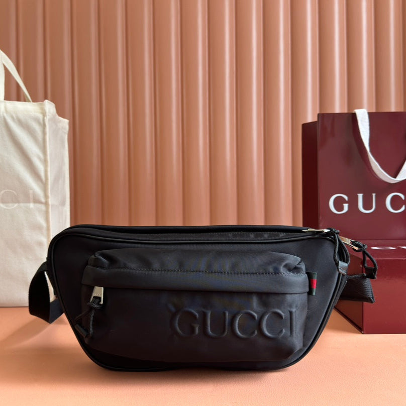 GROSSE GÜRTELTASCHE 34 IN SCHWARZEM CANVAS MIT GRÜNEN UND ROTEN GURTEINDETAILS