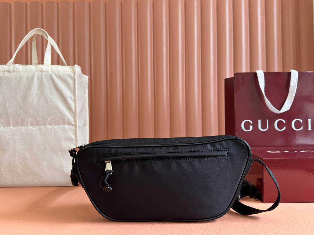 GROSSE GÜRTELTASCHE 34 IN SCHWARZEM CANVAS MIT GRÜNEN UND ROTEN GURTEINDETAILS