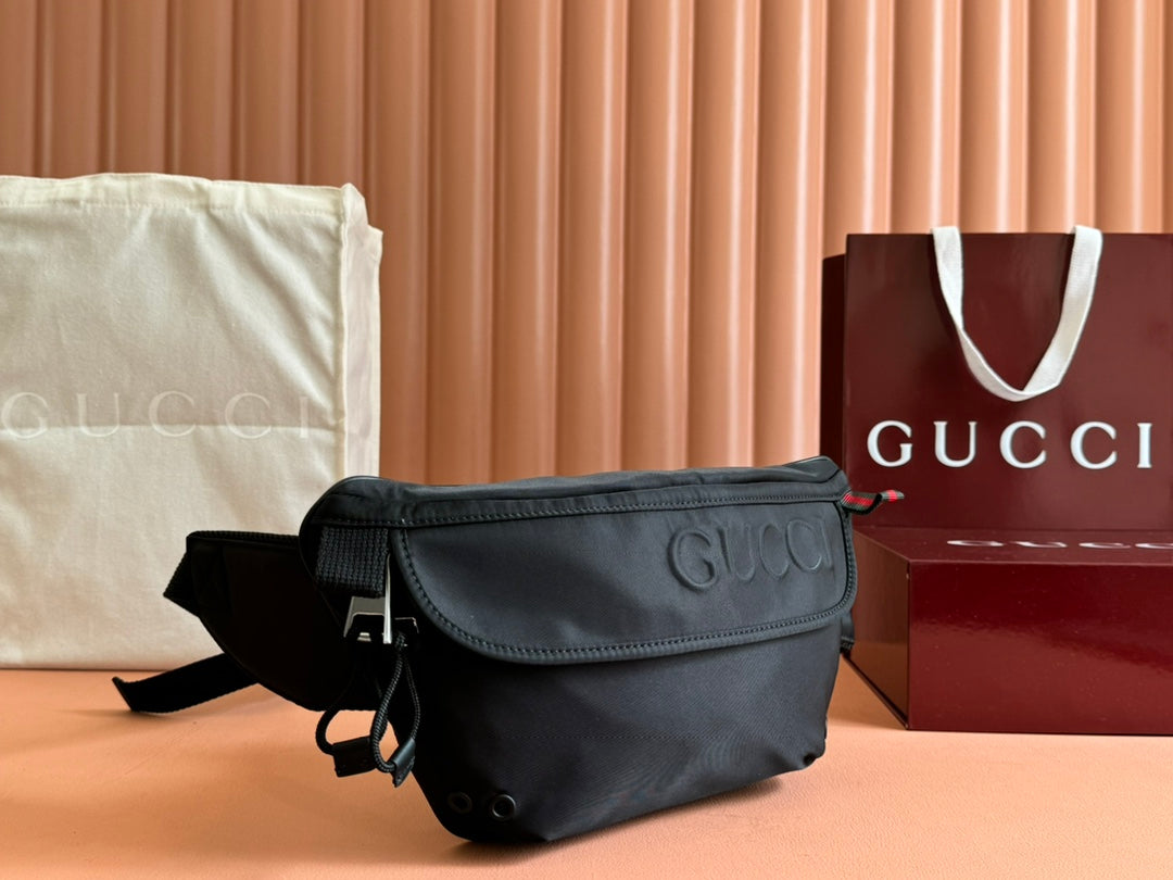 GROSSE GÜRTELTASCHE 32 ZOLL SCHWARZES CANVAS MIT GRÜNEN UND ROTEN GURTEINDETAILS