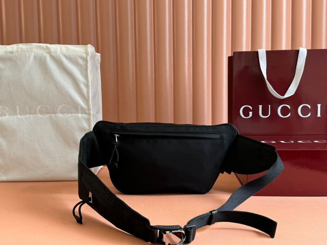 GROSSE GÜRTELTASCHE 32 ZOLL SCHWARZES CANVAS MIT GRÜNEN UND ROTEN GURTEINDETAILS
