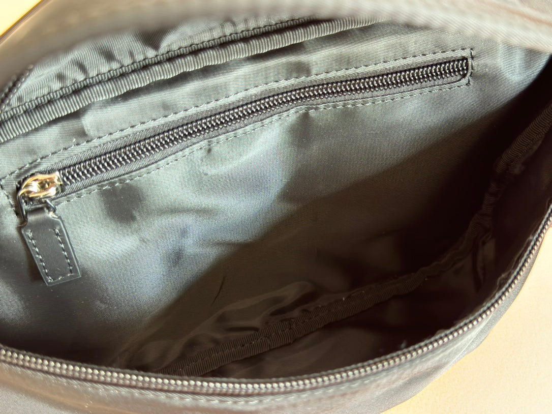 GROSSE GÜRTELTASCHE 32 ZOLL SCHWARZES CANVAS MIT GRÜNEN UND ROTEN GURTEINDETAILS