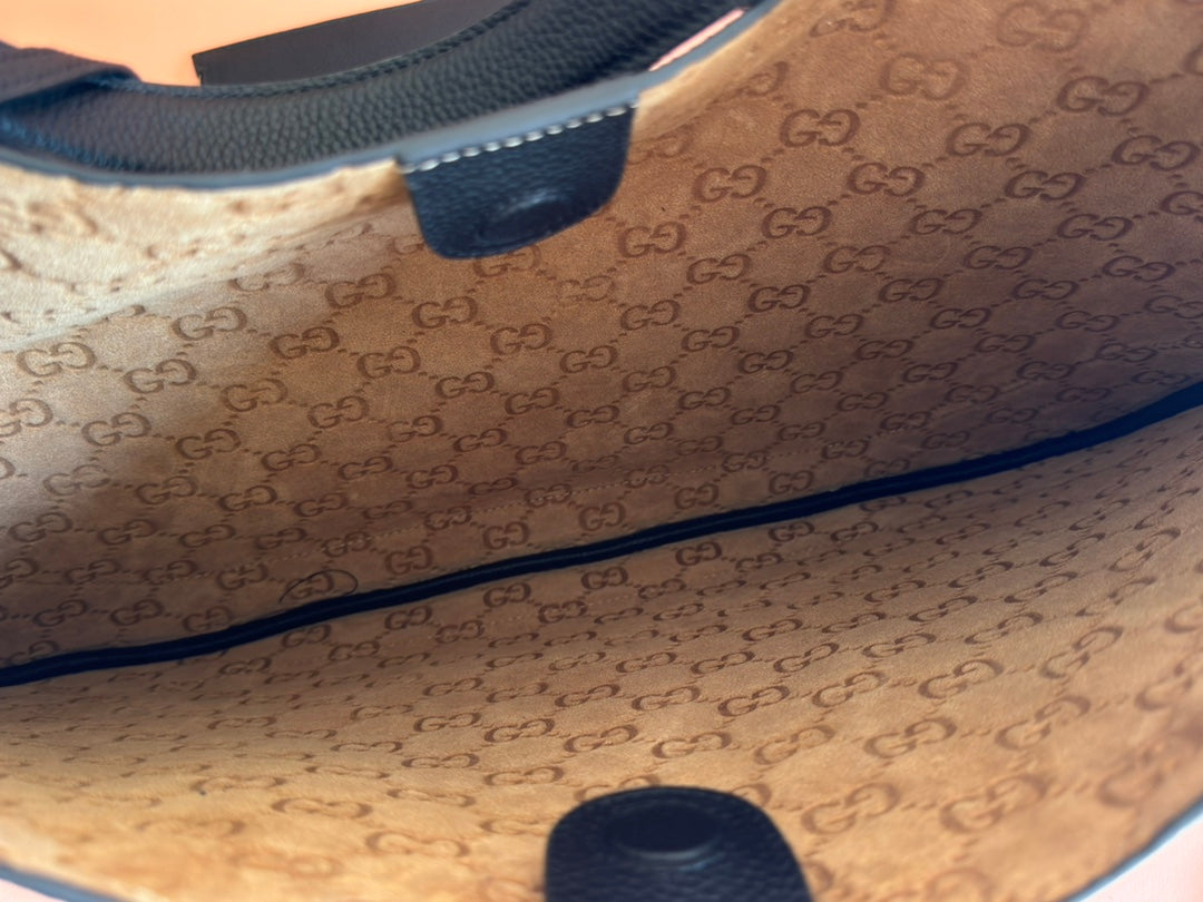 B GROSSE SCHULTERTASCHE 49 IN SCHWARZES GLATTES LAMMLEDER