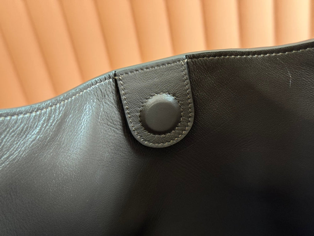 Große Schultertasche B, 49 Zoll, olivgrün, GG-geprägtes Wildleder