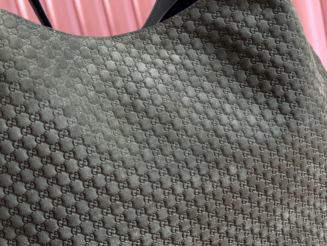 Große Schultertasche B, 49 Zoll, olivgrün, GG-geprägtes Wildleder