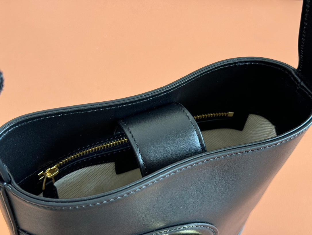 73 KLEINE EIMERTASCHE 20 IN SCHWARZES GLATTES KALBSLEDER