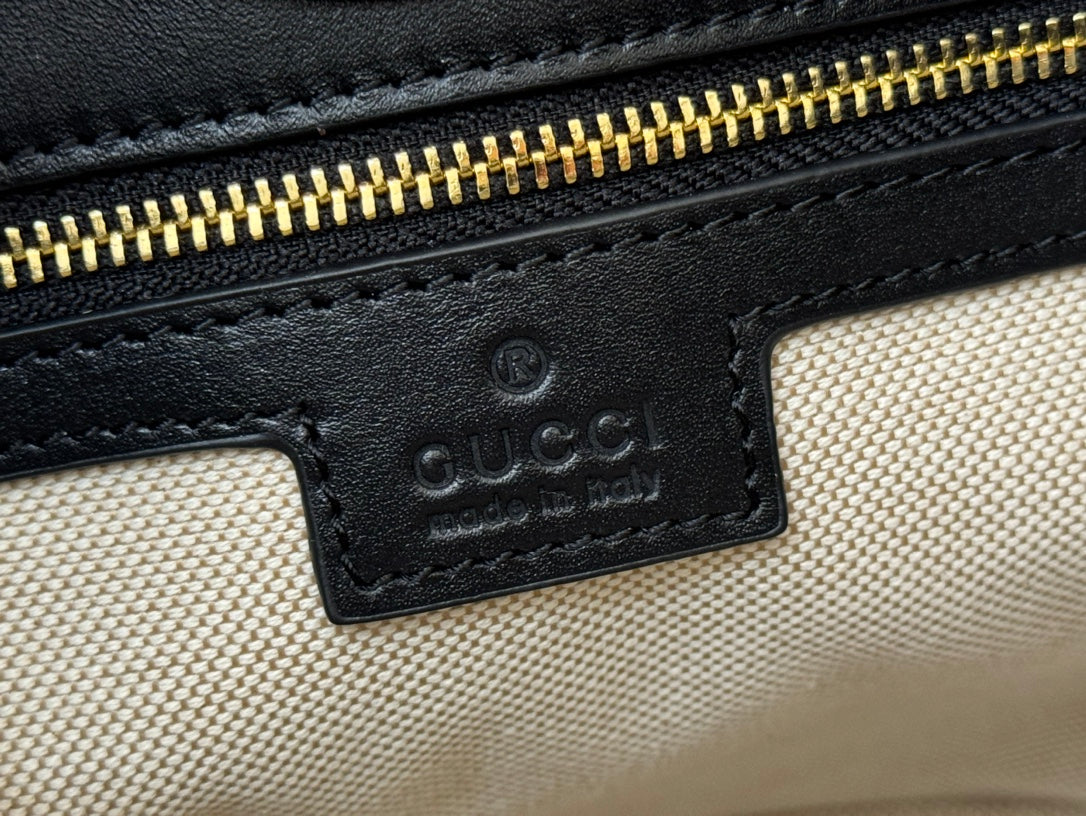 73 KLEINE EIMERTASCHE 20 IN SCHWARZES GLATTES KALBSLEDER