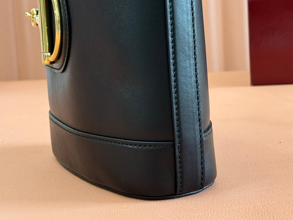 73 KLEINE EIMERTASCHE 20 IN SCHWARZES GLATTES KALBSLEDER