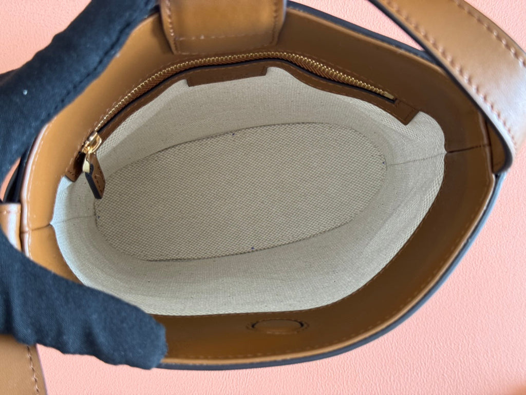 73 KLEINE EIMERTASCHE 20 IN BRAUN GLATTES KALBSLEDER