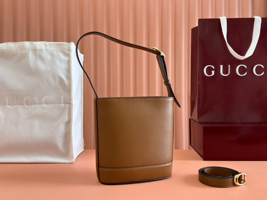 73 KLEINE EIMERTASCHE 20 IN BRAUN GLATTES KALBSLEDER