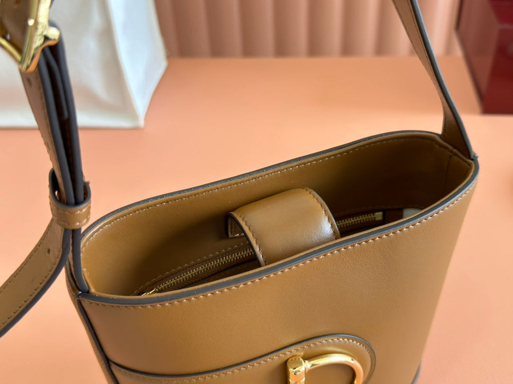 73 KLEINE EIMERTASCHE 20 IN BRAUN GLATTES KALBSLEDER