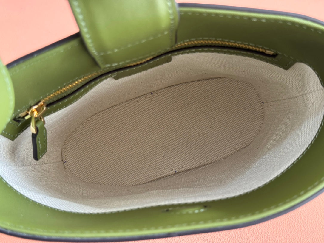 73 KLEINE EIMERTASCHE 20 IN GRÜN GLATTES KALBSLEDER