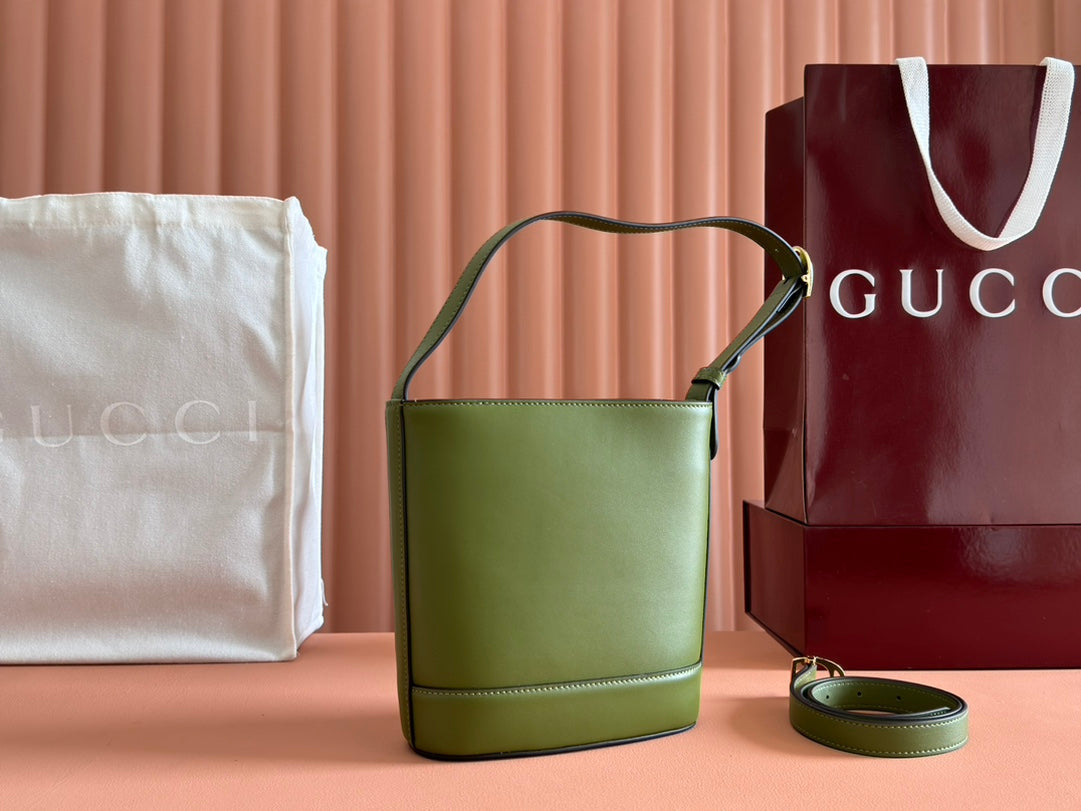 73 KLEINE EIMERTASCHE 20 IN GRÜN GLATTES KALBSLEDER