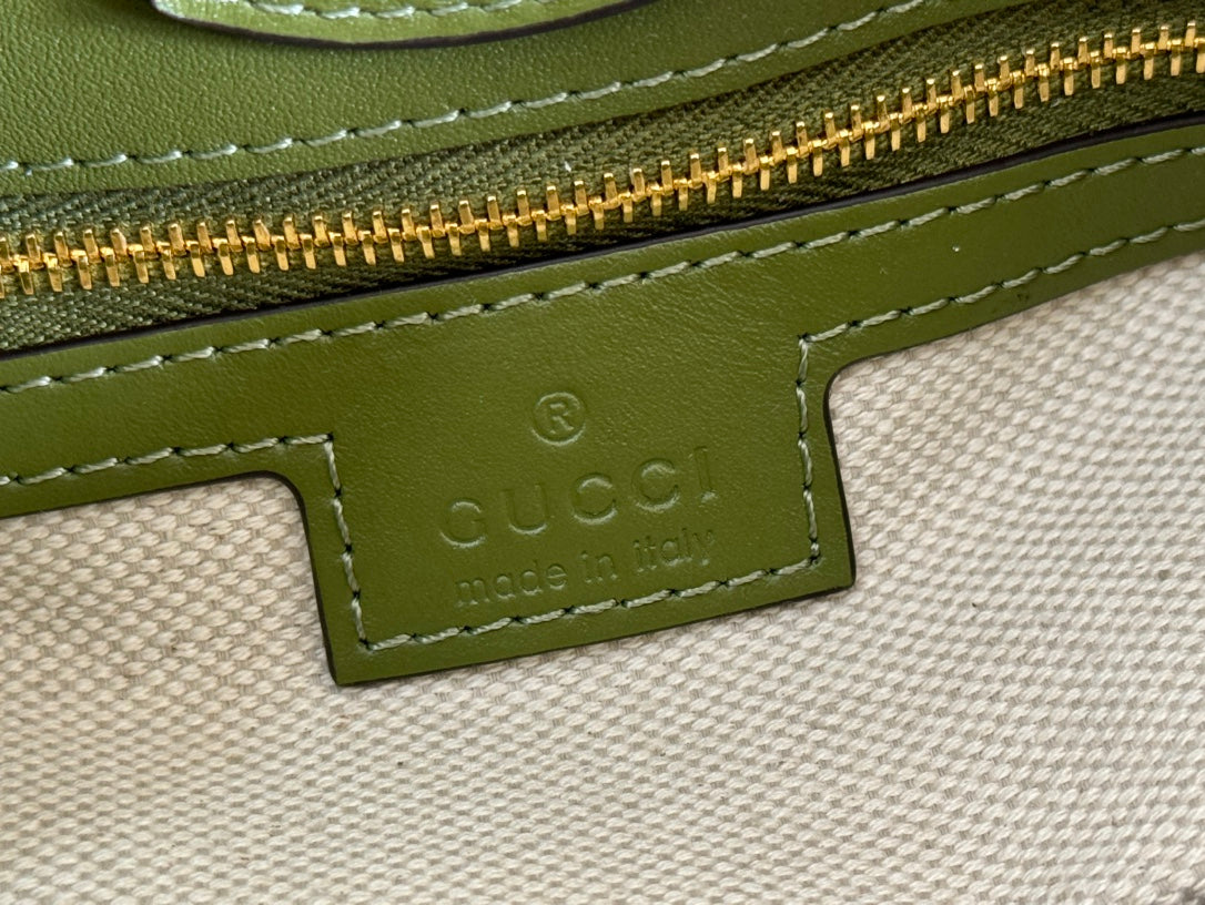 73 KLEINE EIMERTASCHE 20 IN GRÜN GLATTES KALBSLEDER