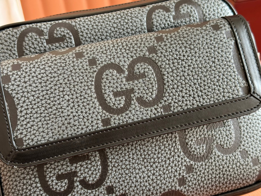 Kleine Jumbo-Umhängetasche 23 in grau-schwarzem genarbtem GG-Lammleder