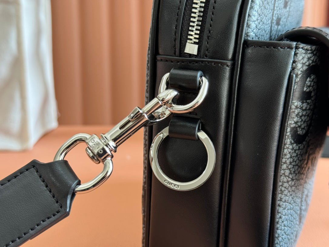 Kleine Jumbo-Umhängetasche 23 in grau-schwarzem genarbtem GG-Lammleder