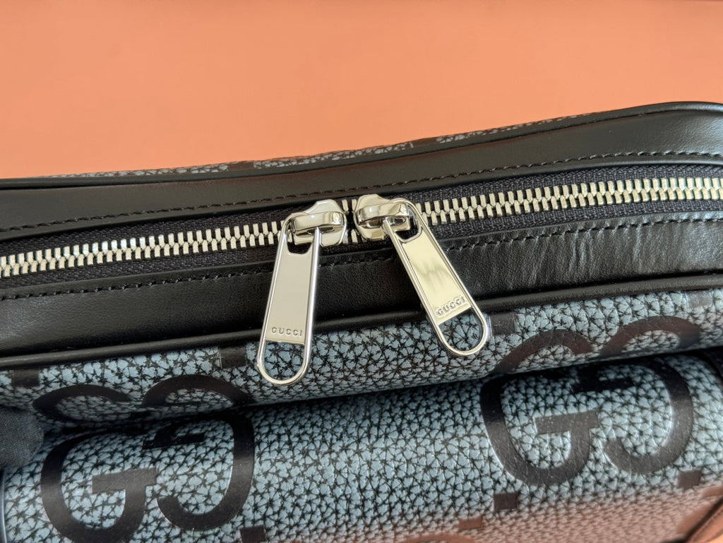 Kleine Jumbo-Umhängetasche 23 in grau-schwarzem genarbtem GG-Lammleder