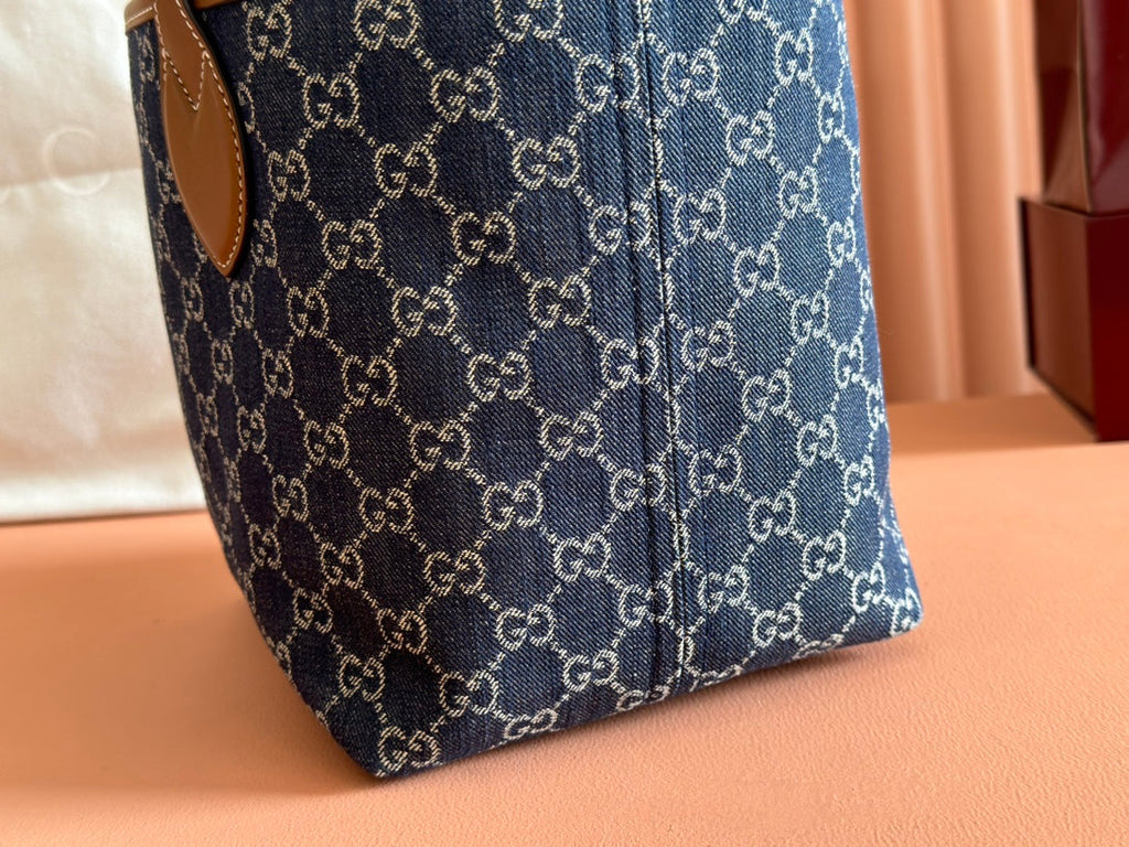 Kleine, wendbare Totissima-Tasche, 22 Zoll, aus dunkelblauem Denim, eine Seite aus blauem Wildleder