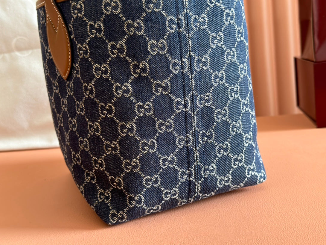 Kleine, wendbare Totissima-Tasche, 22 Zoll, aus dunkelblauem Denim, eine Seite aus blauem Wildleder