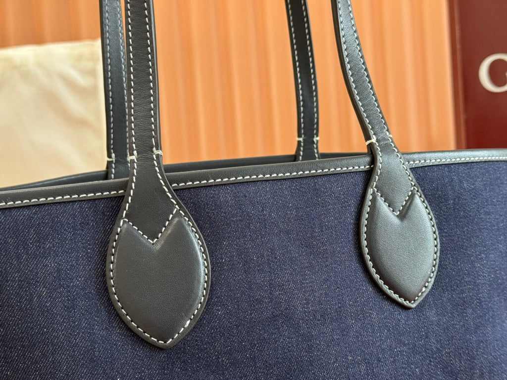 Kleine, wendbare Totissima-Tasche, 22 Zoll, eine Seite aus dunkelblauem Denim, die andere aus beigefarbenem und blauem Kalbsleder.