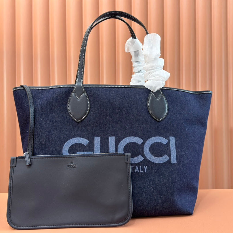 Große, wendbare Totissima-Tasche, 30,5 Zoll, eine Seite aus dunkelblauem Denim, die andere aus beigefarbenem und blauem Kalbsleder.