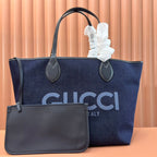 Große, wendbare Totissima-Tasche, 30,5 Zoll, eine Seite aus dunkelblauem Denim, die andere aus beigefarbenem und blauem Kalbsleder.