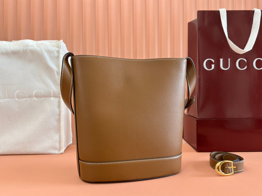 73 MITTELGROSSE EIMERTASCHE 27,5 IN BRAUNES GLATTES KALBSLEDER