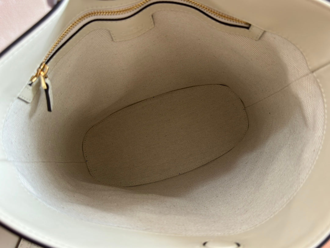 73 MITTELGROSSE EIMERTASCHE 27,5 IN CREME-WEISS GLATTES KALBSLEDER