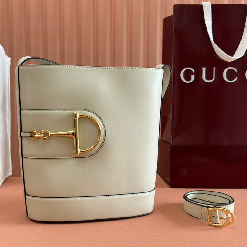 73 MITTELGROSSE EIMERTASCHE 27,5 IN CREME-WEISS GLATTES KALBSLEDER