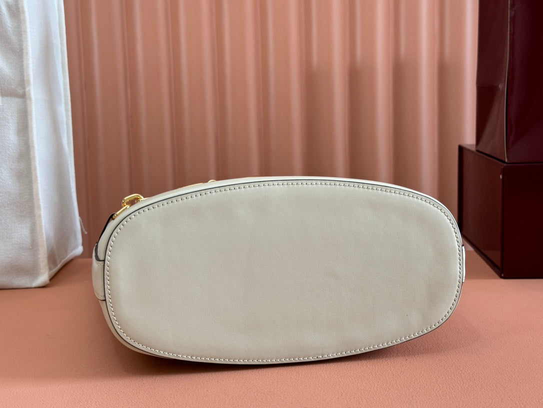 73 MITTELGROSSE EIMERTASCHE 27,5 IN CREME-WEISS GLATTES KALBSLEDER