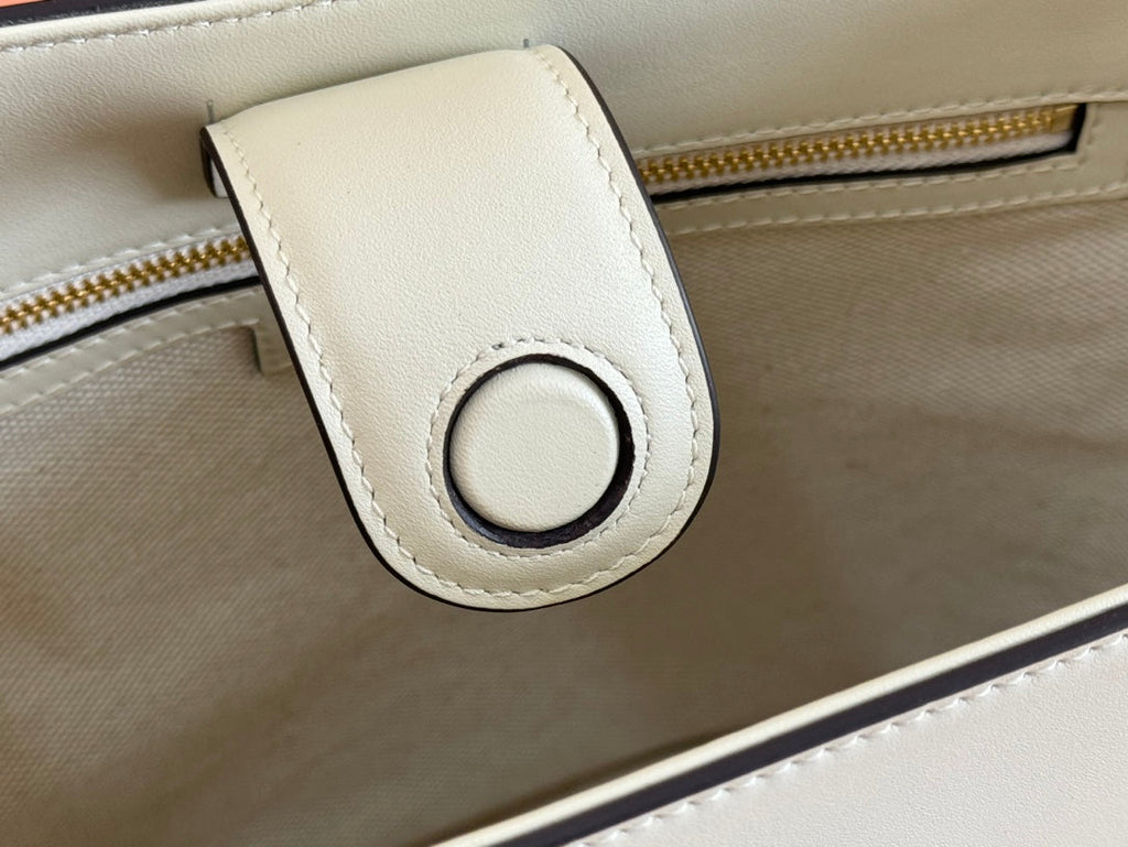 73 MITTELGROSSE EIMERTASCHE 27,5 IN CREME-WEISS GLATTES KALBSLEDER