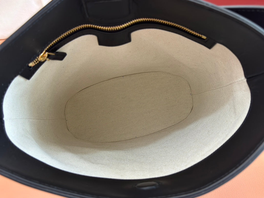 73 MITTELGROSSE EIMERTASCHE 27,5 IN SCHWARZES GLATTES KALBSLEDER