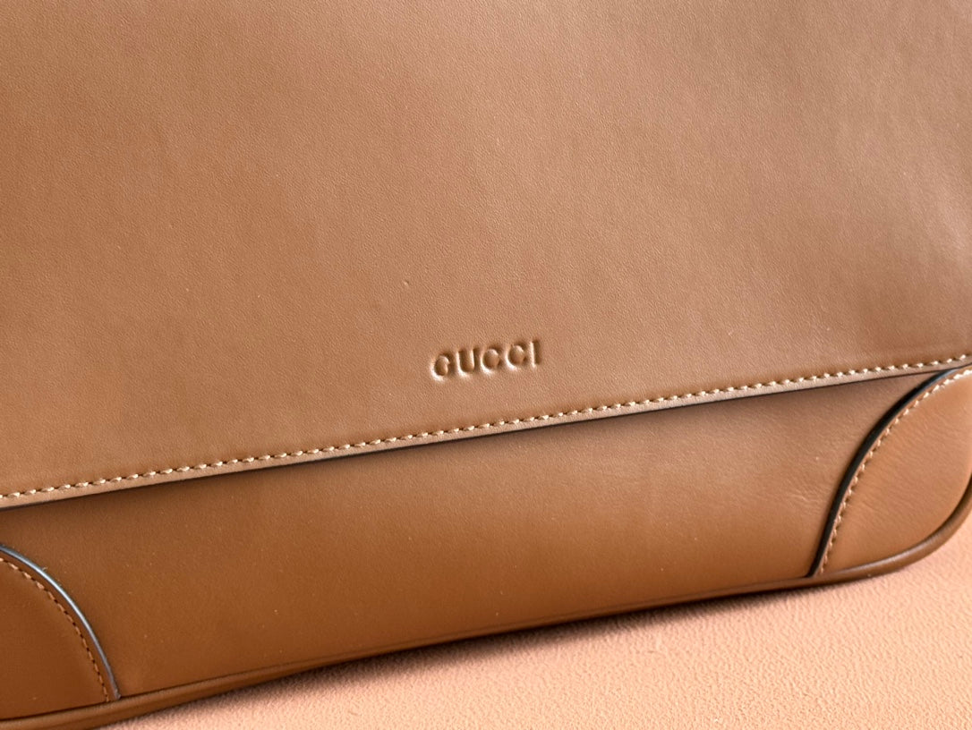 MITTELGROSSE UMKÖRPERTASCHE MIT EMBLEM, 74 CM, BRAUNES KALBSLEDER