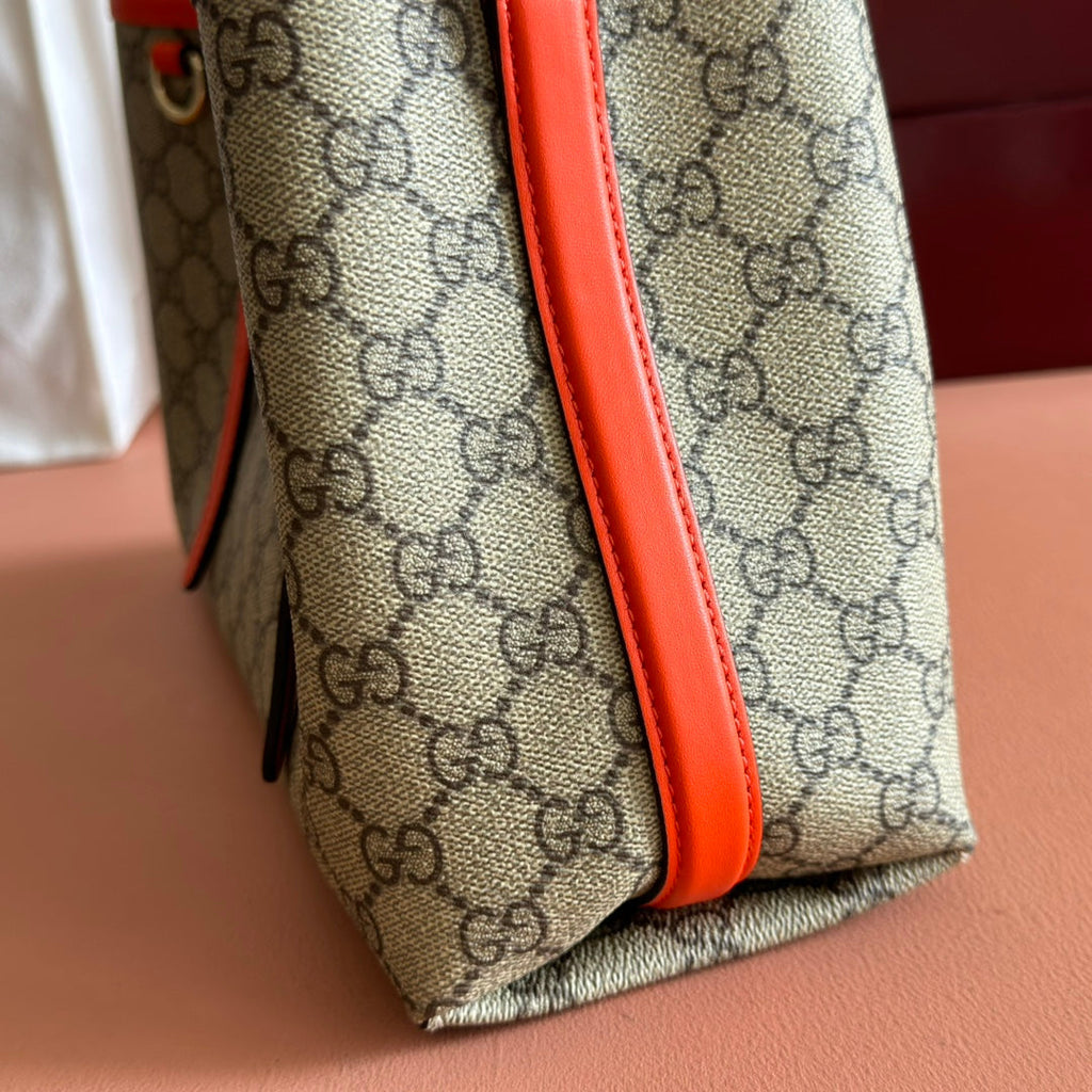 GUCCI 25S EMBLEM MEDIUM BAG 30 IN BEIGE AND BLACK CALFLEDER