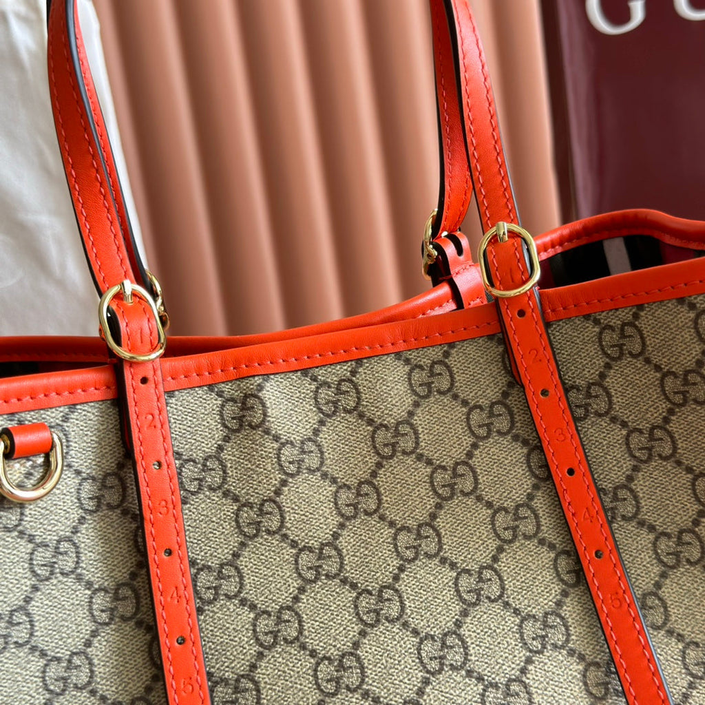 GUCCI 25S EMBLEM MEDIUM BAG 30 IN BEIGE AND BLACK CALFLEDER