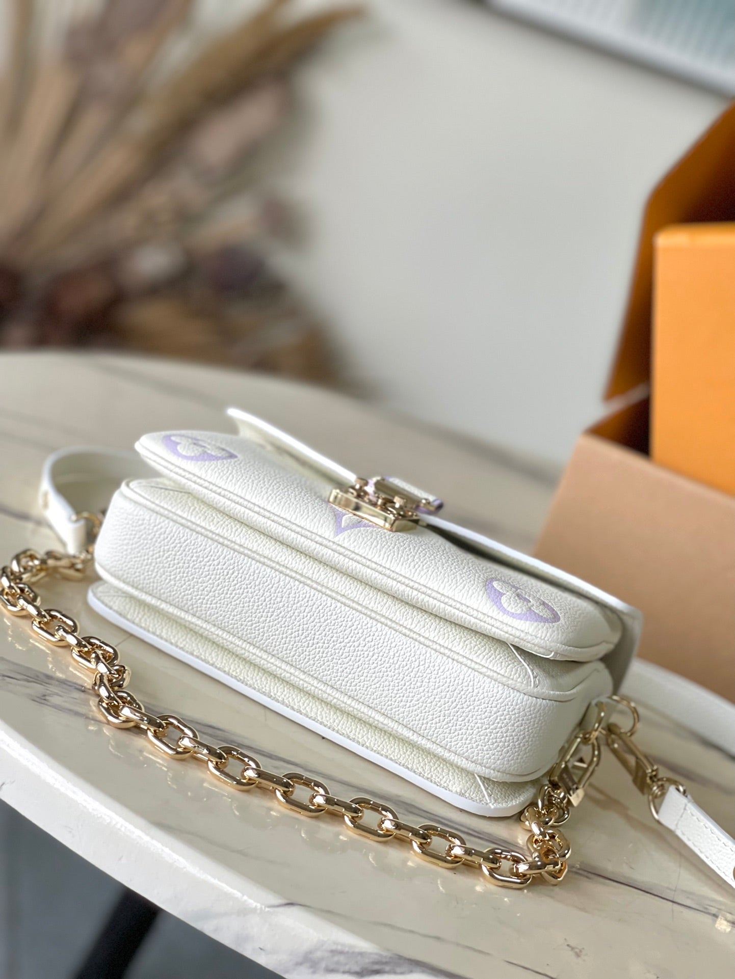 POCHETTE METIS EAST WEST 21 IN WEISS-LILA MONOGRAMM EMPREINTE LEDER