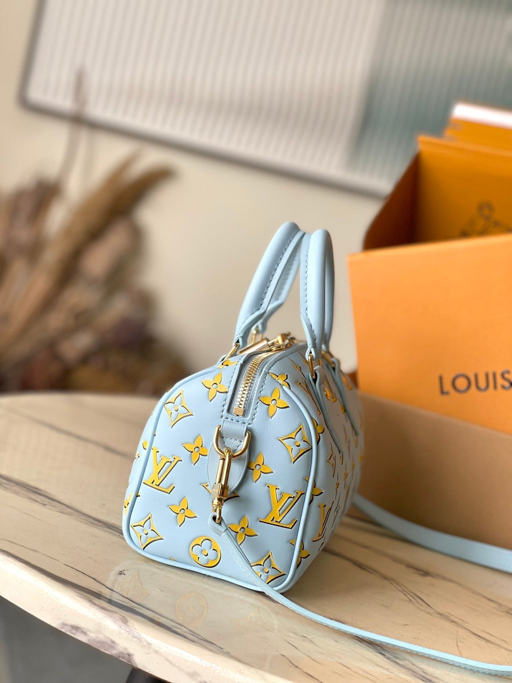 SPEEDY BANDOULIÈRE 20 IN HIMMELGELB MONOGRAMM KALBSLEDER GOLDENE SCHNALLE