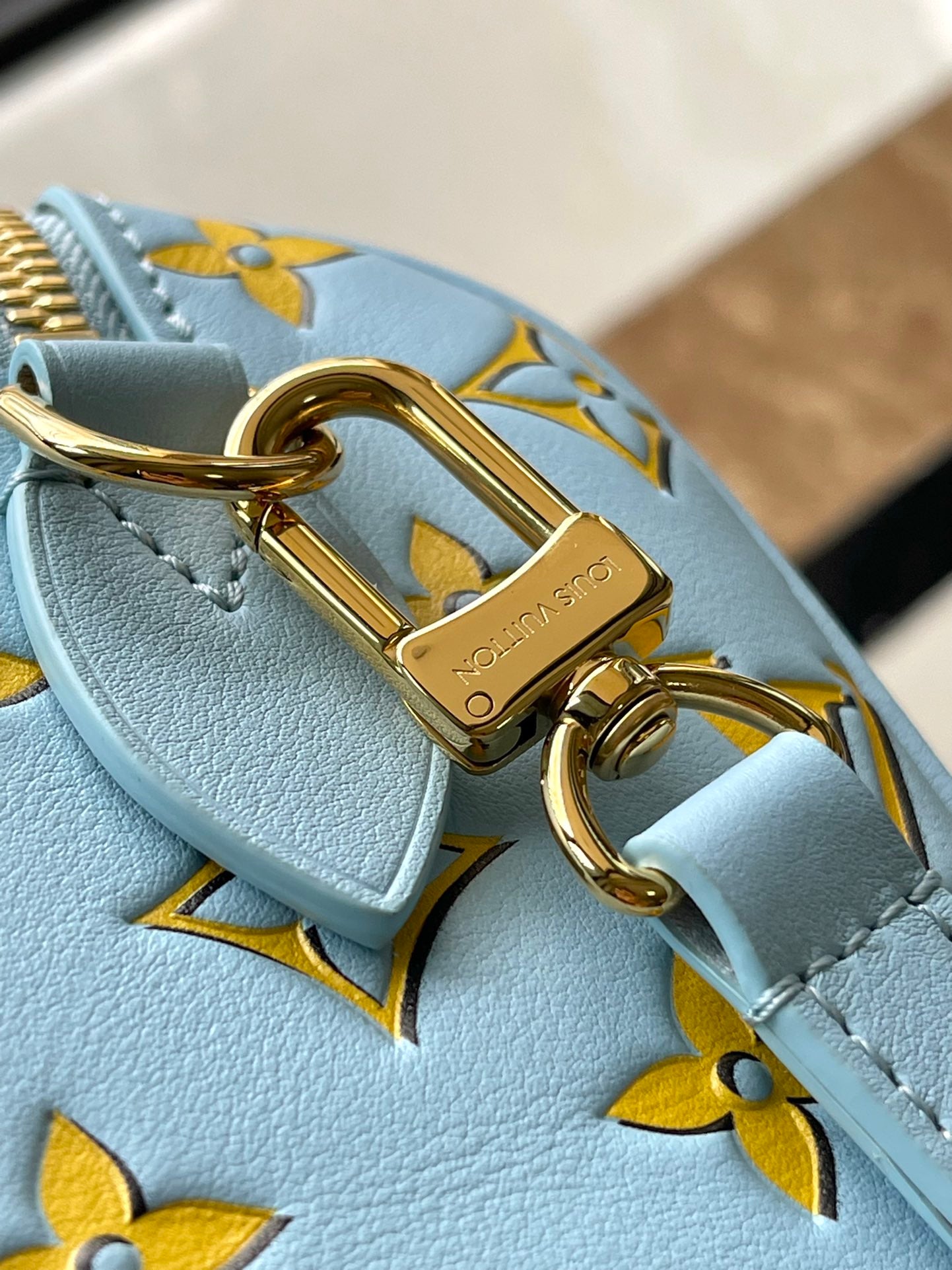 SPEEDY BANDOULIÈRE 20 IN HIMMELGELB MONOGRAMM KALBSLEDER GOLDENE SCHNALLE