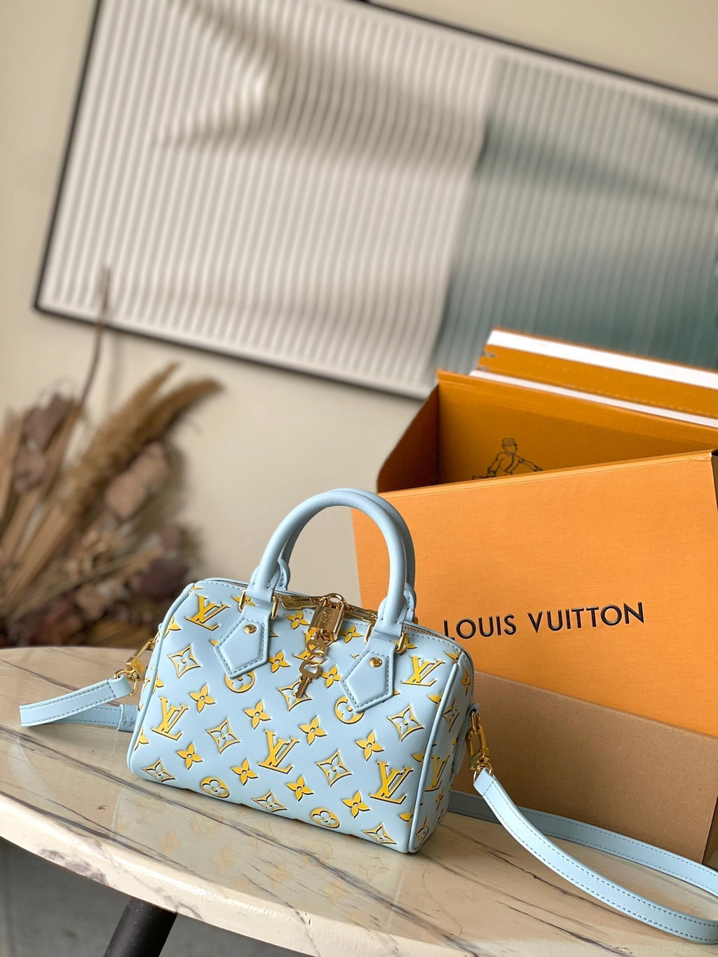 SPEEDY BANDOULIÈRE 20 IN HIMMELGELB MONOGRAMM KALBSLEDER GOLDENE SCHNALLE