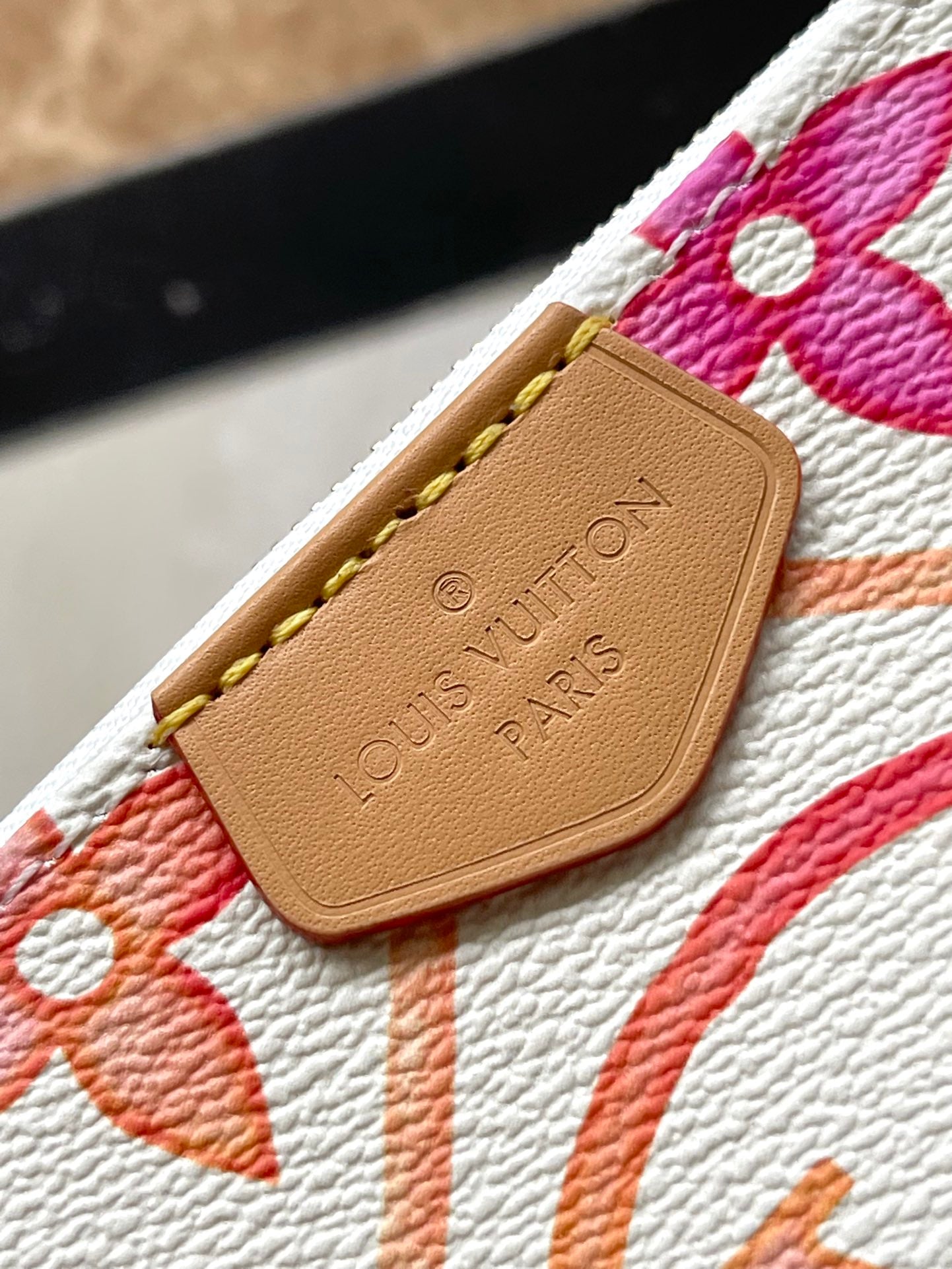 MULTI-POCHETTE-ACCESSOIRES 24 IN KORALLEN-MONOGRAMM-FLIESEN-CANVAS-GOLD-HARDWARE