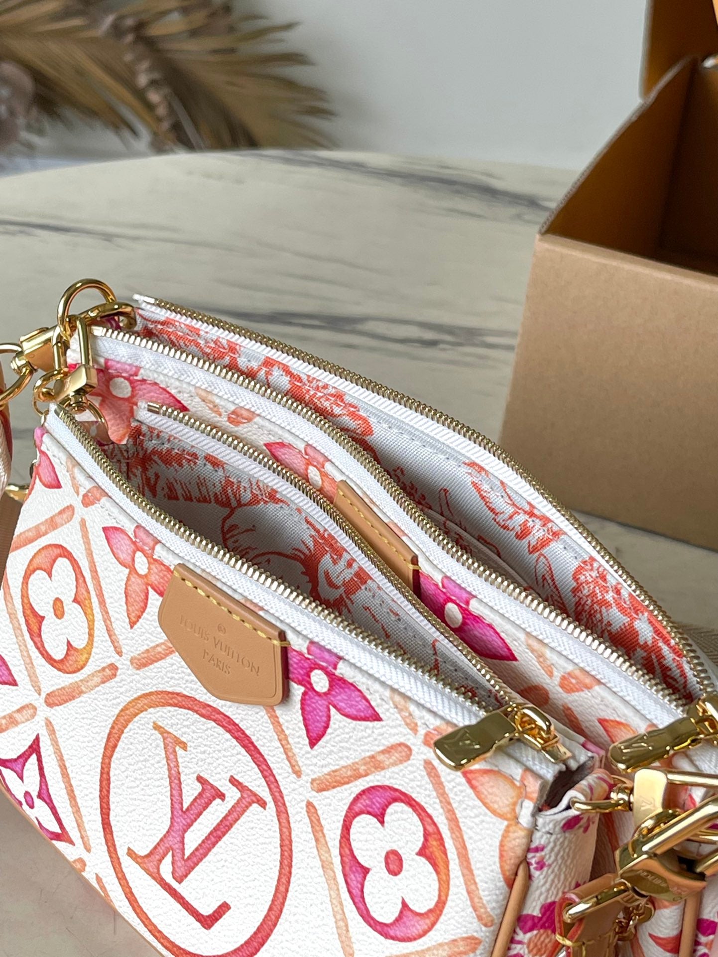 MULTI-POCHETTE-ACCESSOIRES 24 IN KORALLEN-MONOGRAMM-FLIESEN-CANVAS-GOLD-HARDWARE