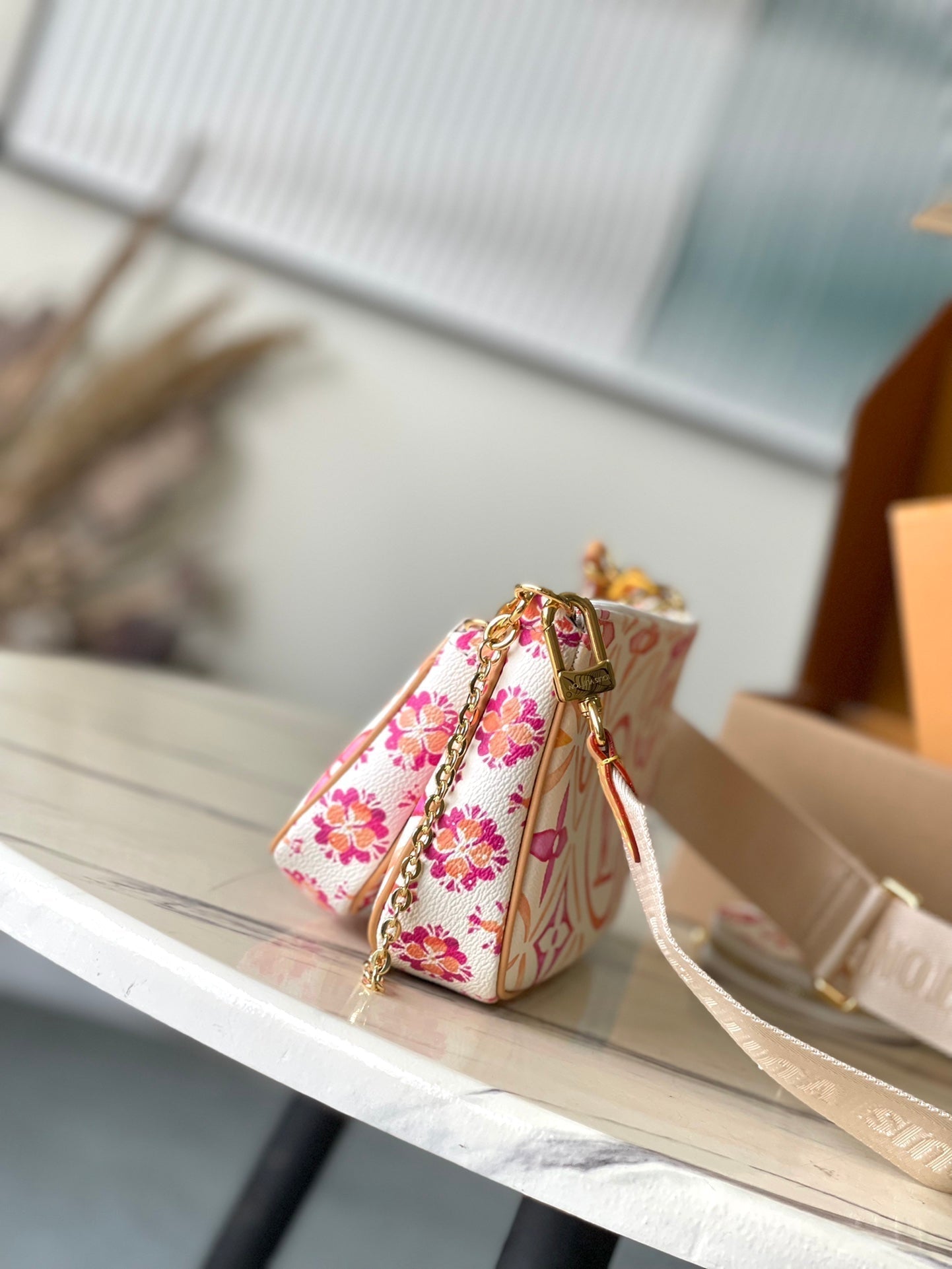 MULTI-POCHETTE-ACCESSOIRES 24 IN KORALLEN-MONOGRAMM-FLIESEN-CANVAS-GOLD-HARDWARE