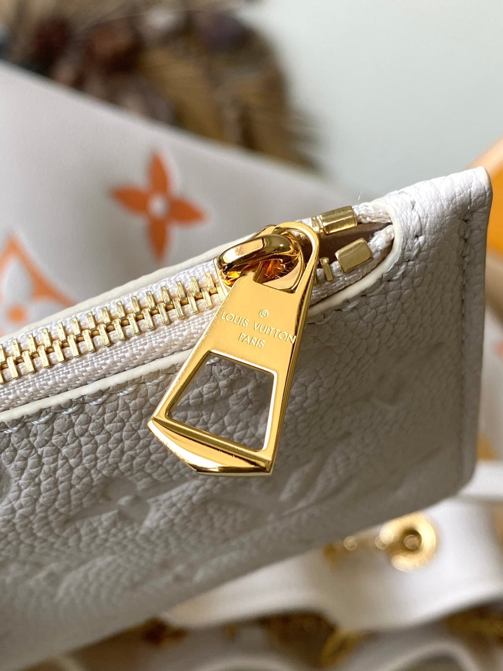 Bundle 28 in Weiß-Orange Monogramm Empreinte Leder Gold Hardware