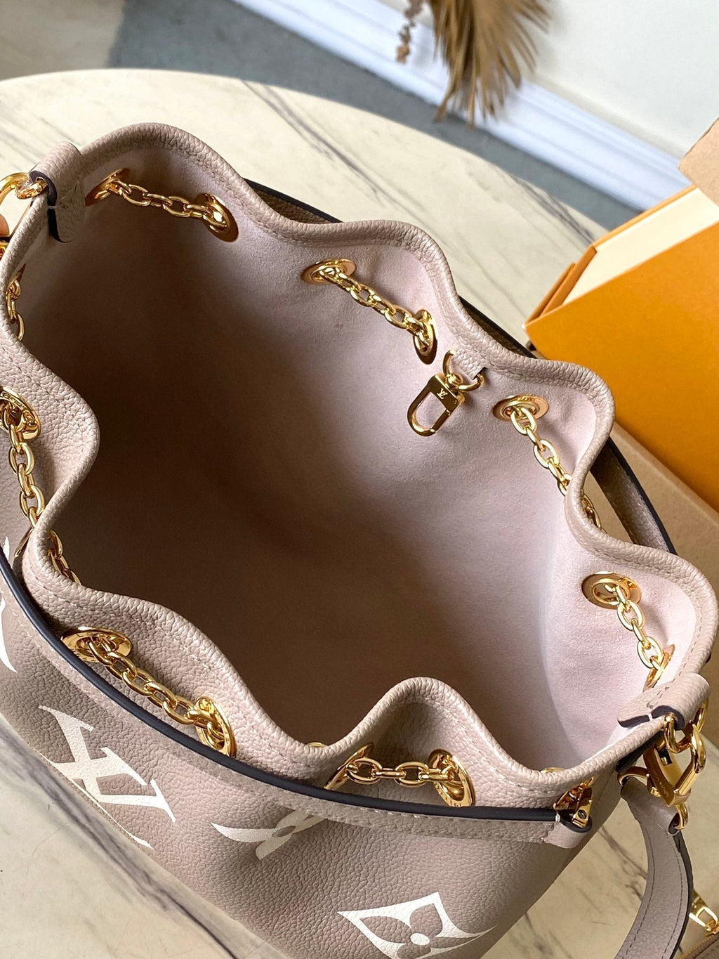 BUNDLE 28 IN TOURTERELLE WEISS MONOGRAMM EMPREINTE LEDER GOLDENE HARDWARE