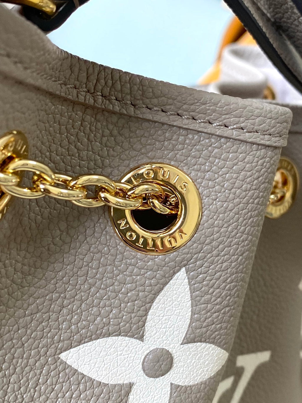 BUNDLE 28 IN TOURTERELLE WEISS MONOGRAMM EMPREINTE LEDER GOLDENE HARDWARE