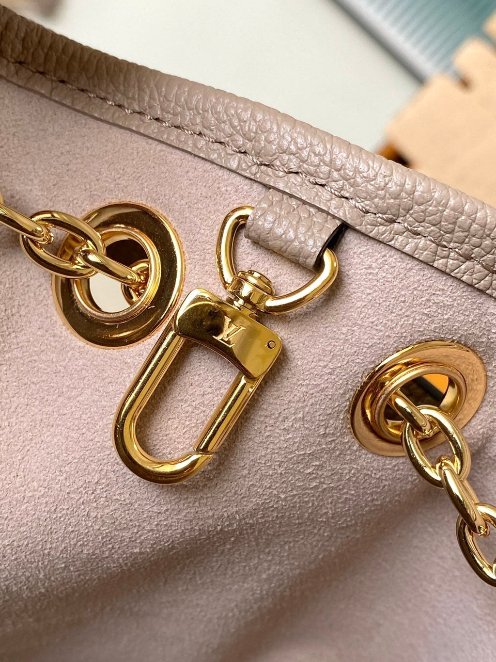 BUNDLE 28 IN TOURTERELLE WEISS MONOGRAMM EMPREINTE LEDER GOLDENE HARDWARE