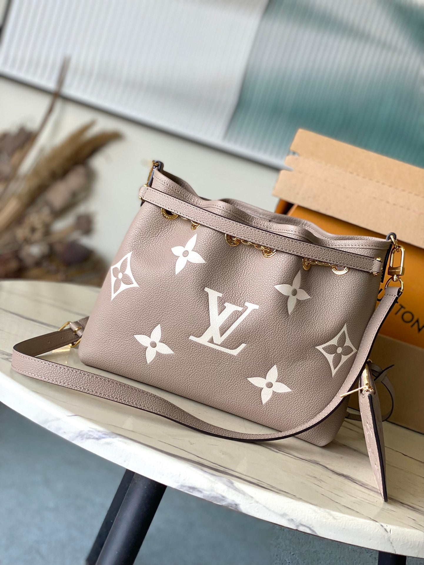 BUNDLE 28 IN TOURTERELLE WEISS MONOGRAMM EMPREINTE LEDER GOLDENE HARDWARE