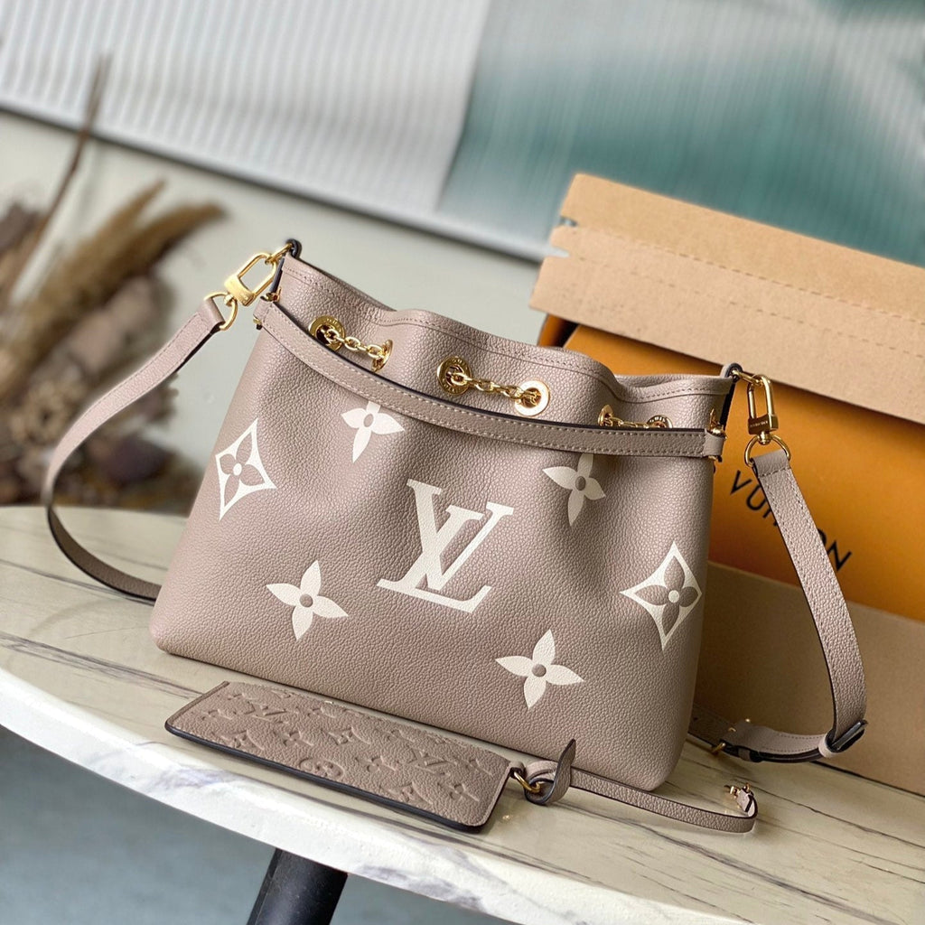 BUNDLE 28 IN TOURTERELLE WEISS MONOGRAMM EMPREINTE LEDER GOLDENE HARDWARE